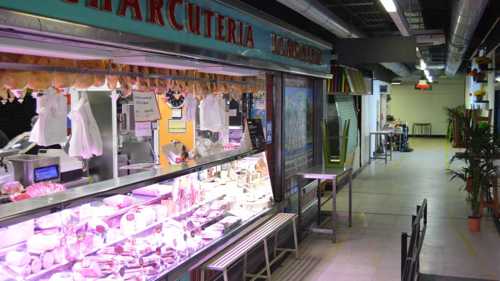 La Carnicería de los Hermanos Ortega, uno de los pocos puestos tradicionales que abría el pasado lunes por la mañana.