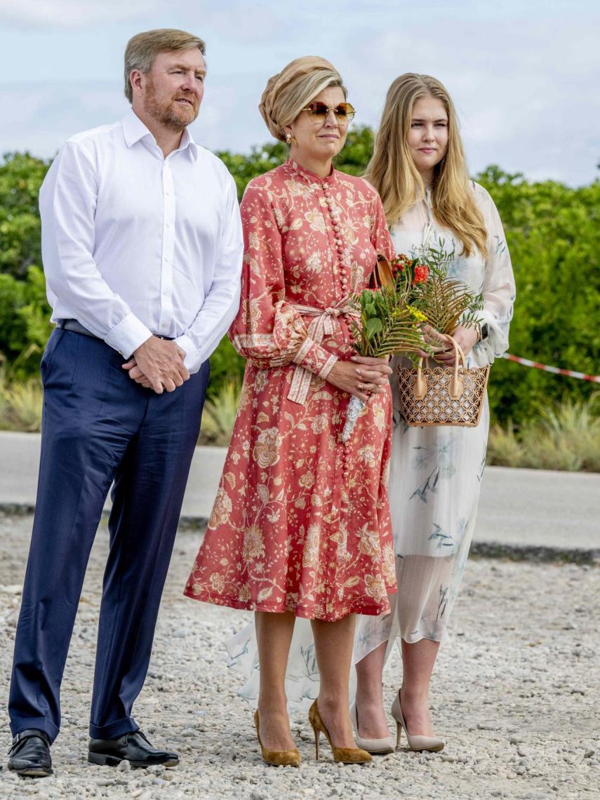 Los Reyes posan con la princesa Amalia en una de sus visitas.