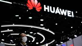 Un persona delante del stand con el logo del Huawei en la feria World Artificial Intelligence Conference celebrada en septiembre de 2022 en Shanghai (China)