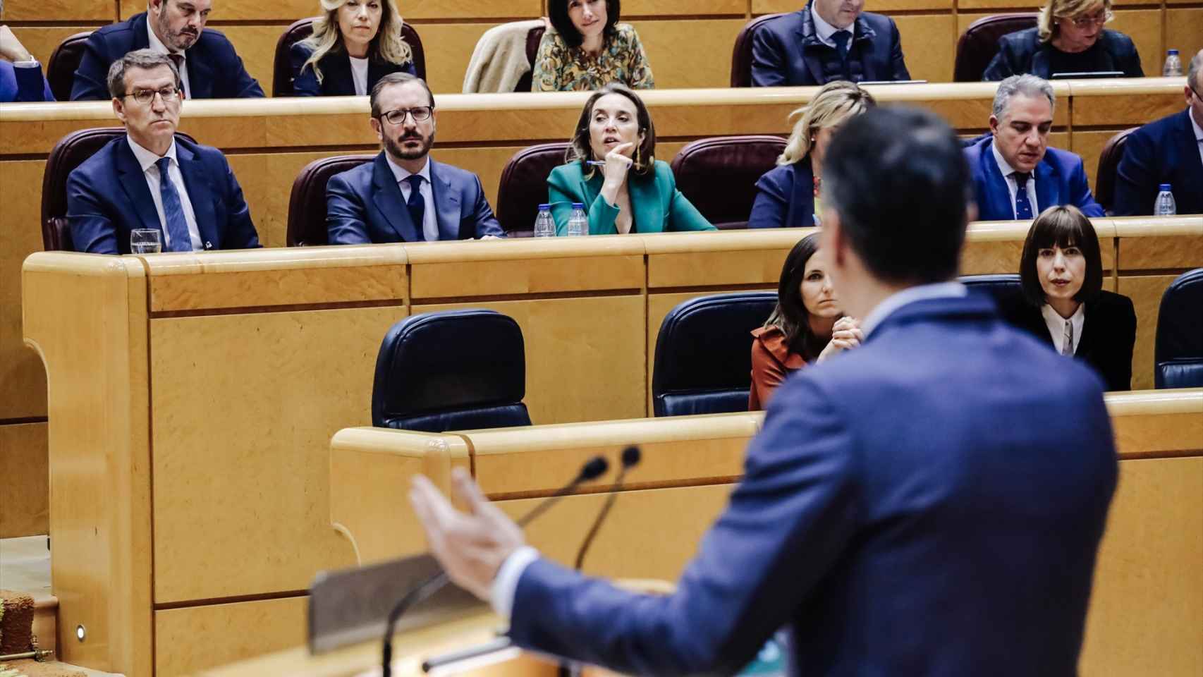 El presidente del PP, Alberto Núñez Feijóo, observa al presidente del Gobierno, Pedro Sánchez, durante su comparecencia en el pleno del Senado de este martes.