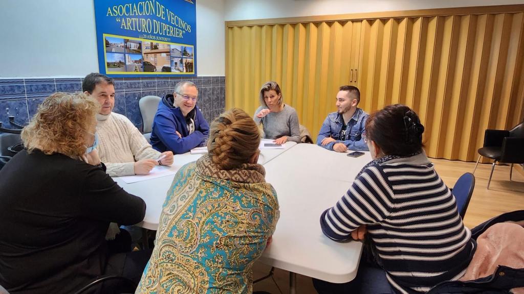 La candidata del PSOE, Eva Arias, en una reunión vecinal en Ávila.