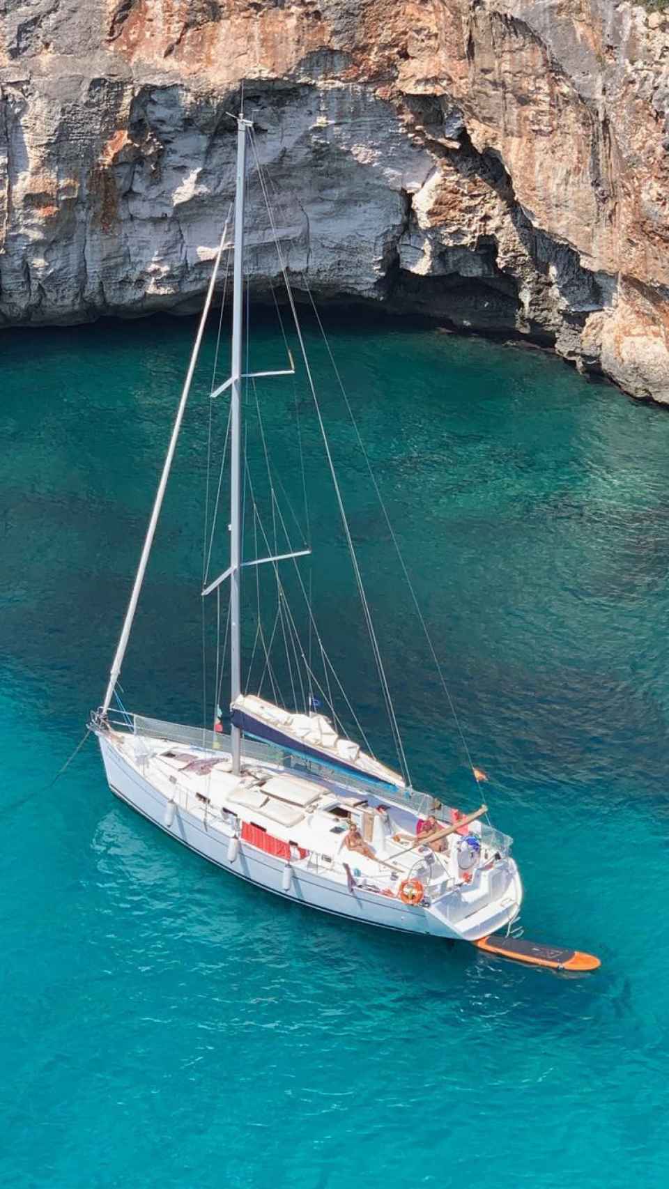 Laura Ballarín y Eva Kaili, en un velero atracado en Menorca, en agosto de 2019.