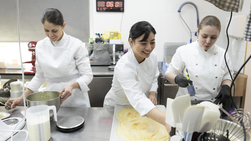 Las pasteleras de Monroebakes haciendo crepes.