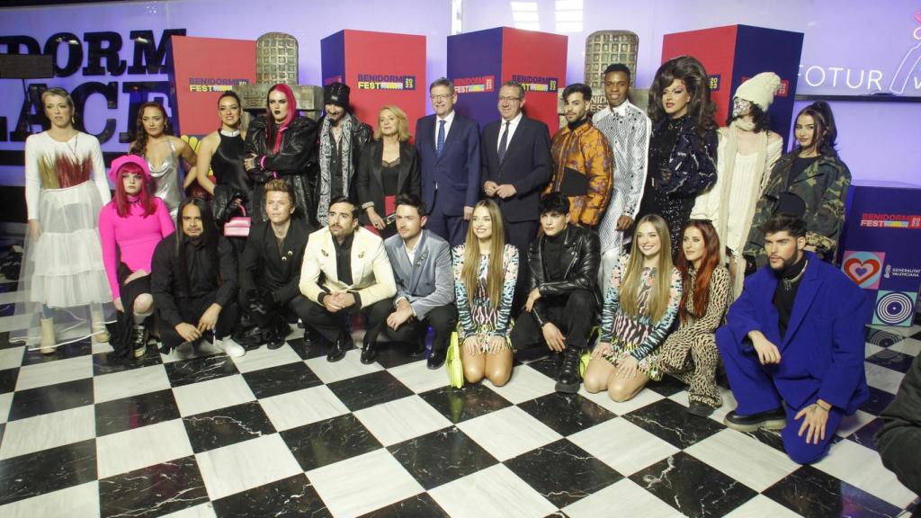 Ximo Puig, la directora general de RTVE, Elena Sánchez y el alcalde de Benidorm, Toni Perez, posan con los artistas del Festival Benidorm Fest.