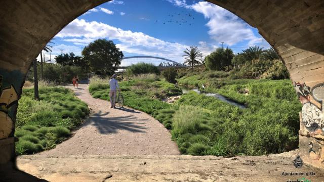 La ruta que se abre desde el puente de Barrachina, en el núcleo urbano de Elche.