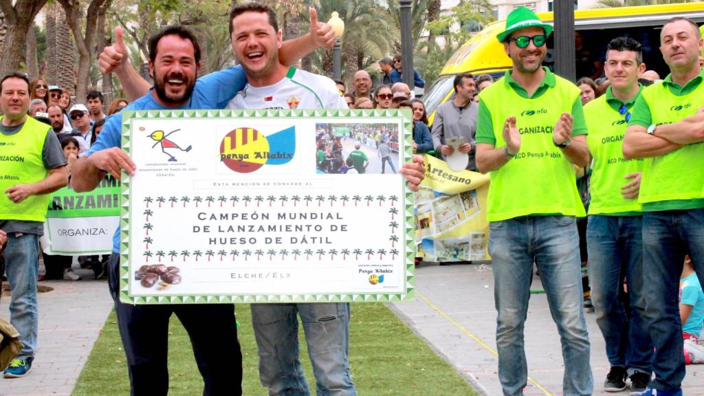 El campeonato mundial de lanzamiento de hueso de dátil vuelve a Elche