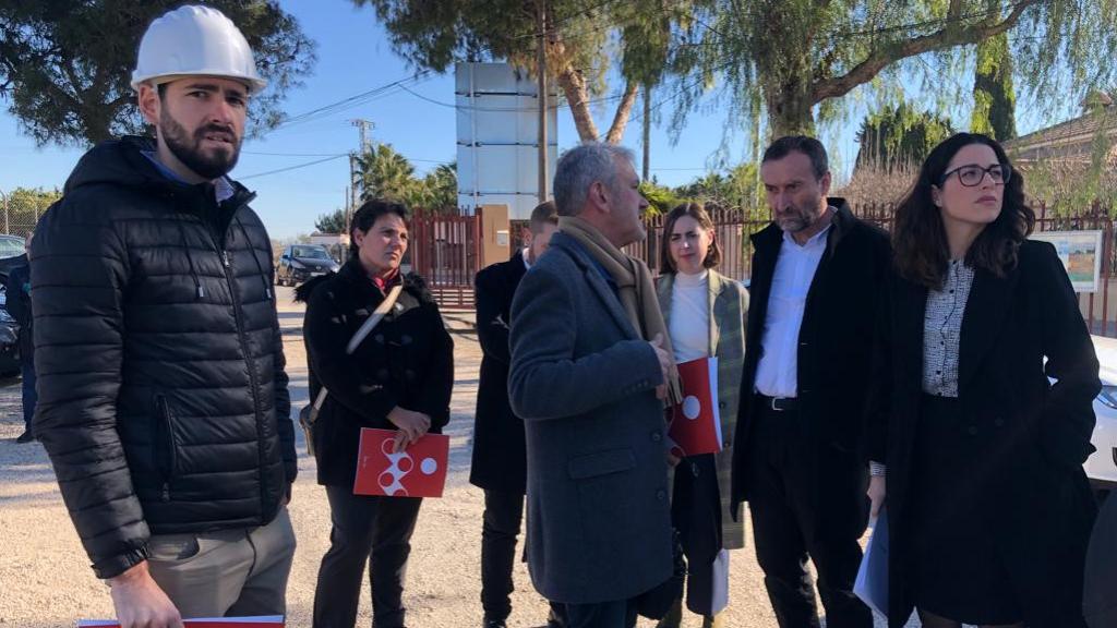 Aitana Mas (derecha) ha aprovechado su estancia en Elche para visitar nuevo las obras del centro de día ‘Els Garrofers’ para personas con diversidad funcional intelectual.