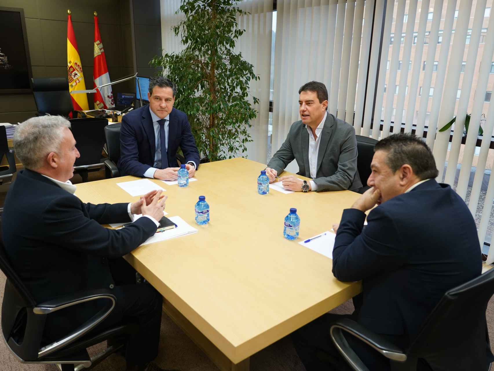 Reunión entre el portavoz del PP, Raúl de la Hoz, y los procuradores de UPL y Soria Ya, Luis Mariano Santos y Ángel Ceña, este martes.