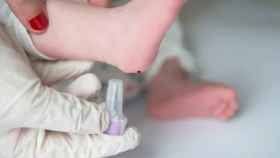 Una enfermera hace la prueba del talón a un recién nacido. Imagen de archivo.