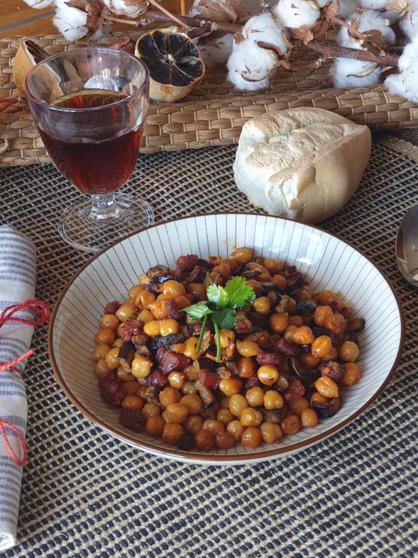 Garbanzos crujientes con berenjena y chorizo