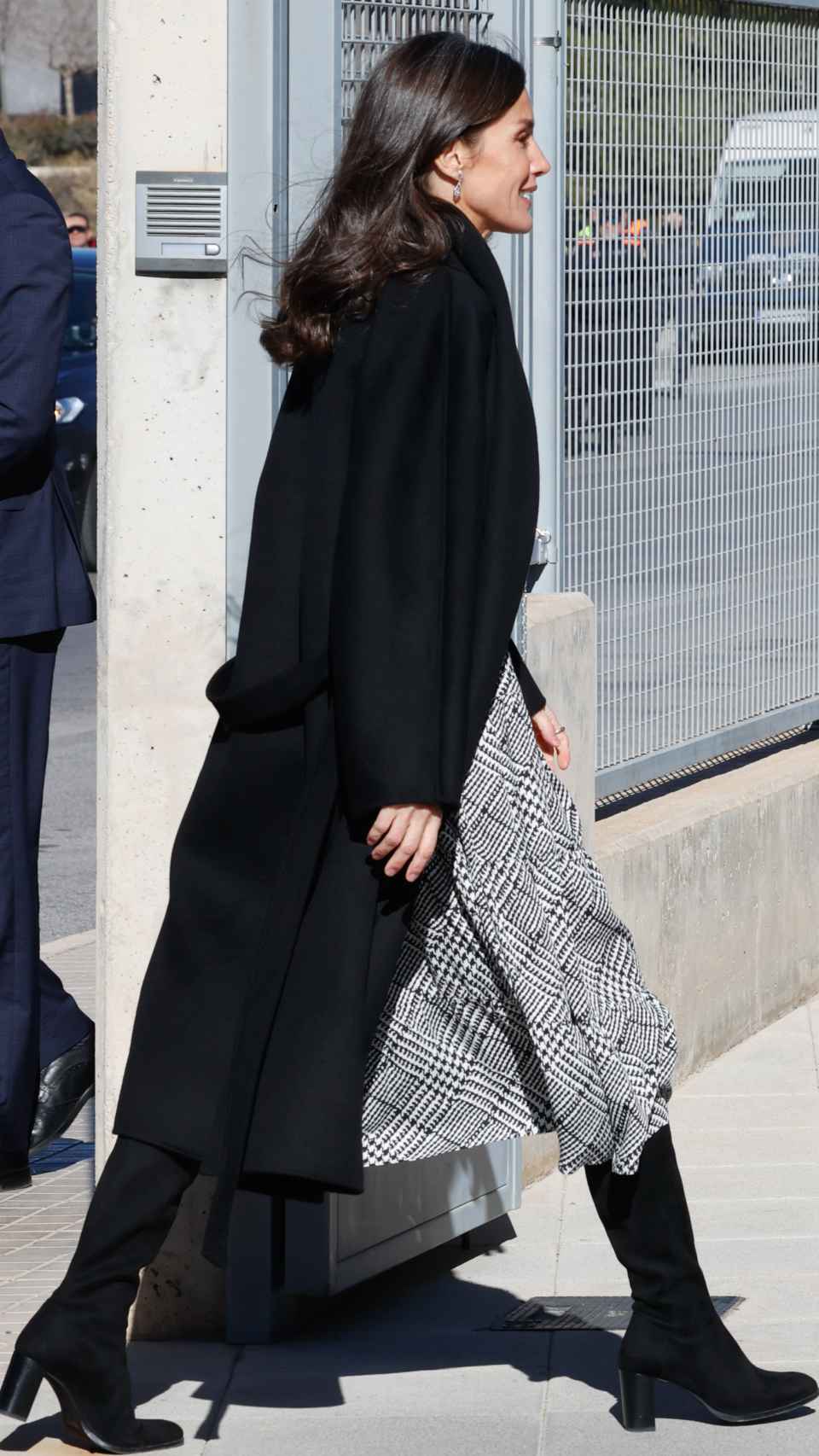 La reina Letizia ha llevado abrigo negro y botas calcetín.