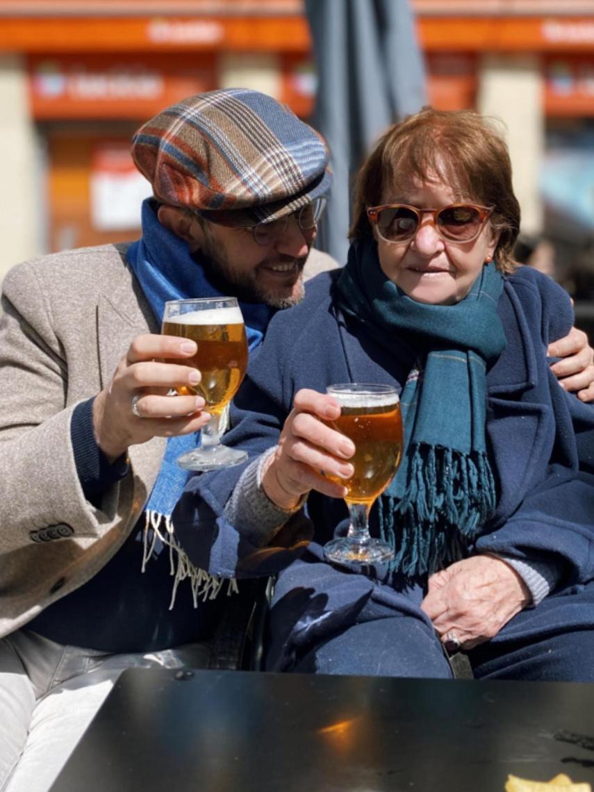 Maximo Huerta junto a su madre, en una imagen compartida en Instagram.