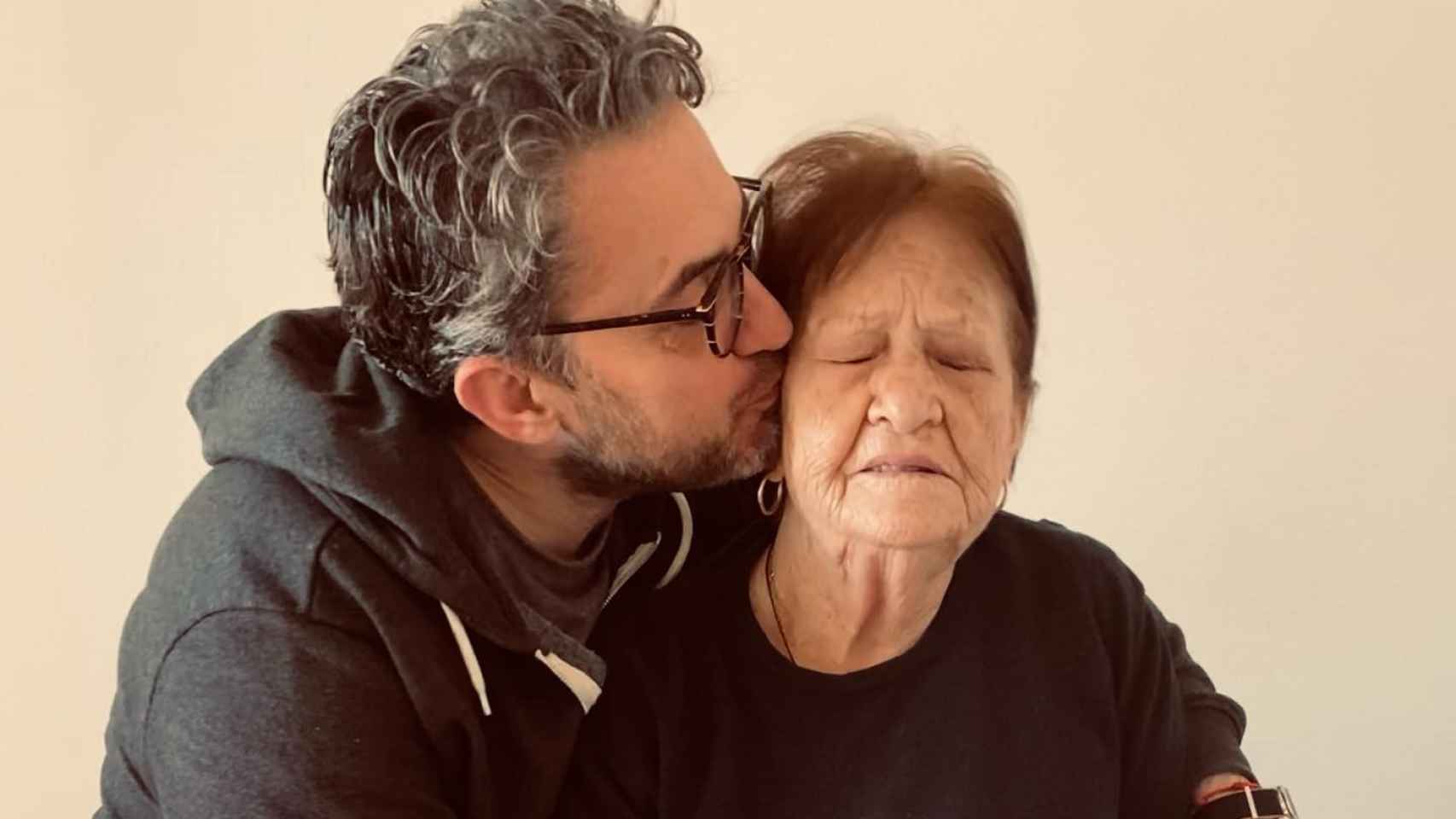 Máximo Huerta y su madre, en una imagen compartida en su perfil de Instagram.