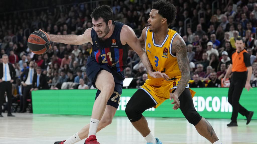 Álex Abrines y Jalen Adams, en acción durante el Barcelona - Maccabi de la Euroliga 2022/2023