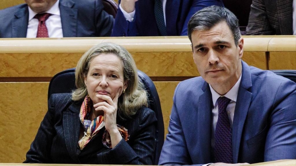 Pedro Sánchez y Nadia Calviño escuchan la intervención de Feijóo este martes, en el Senado.