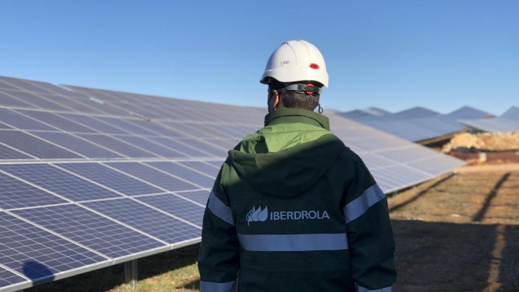 Un operario en una planta solar de Iberdrola.