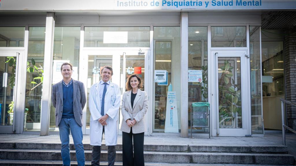 El psiquiatra Jorge Vidal, Celso Arango, director del Instituto de Salud Mental y Psiquiatría del Hospital Gregorio Marañón, y Angela Ulloa, directora de Proyectos de la Fundación Alicia Koplowitz.