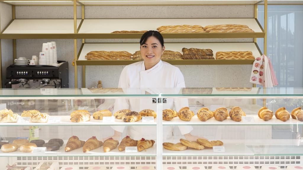 Noelia Tomoshige tras el mostrador de su pastelería.