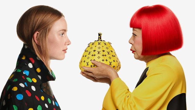 Yayoi Kusama y una modelo, posando.