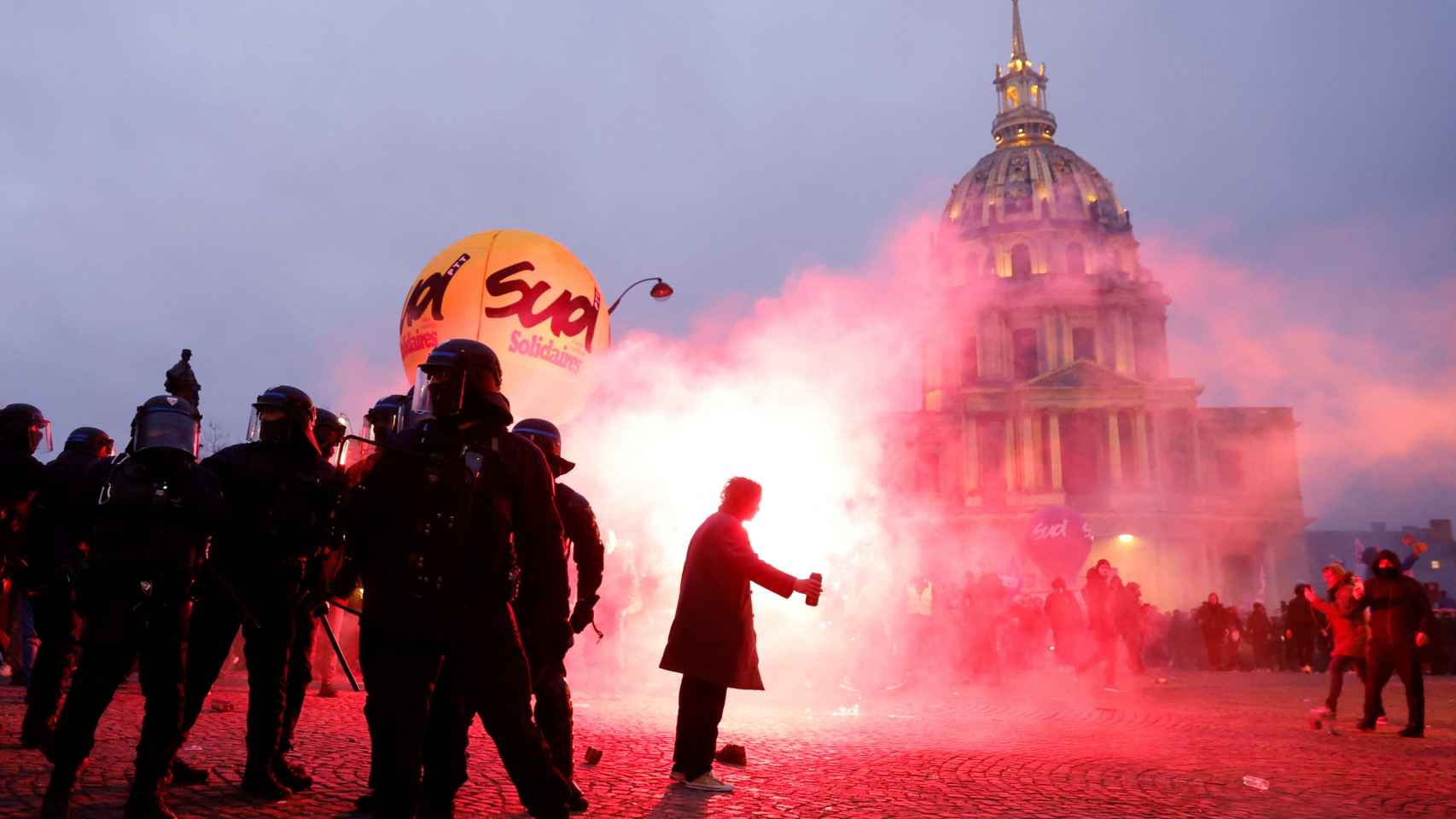 Imagen de la jornada de protestas en París contra la reforma de las pensiones de Macron.