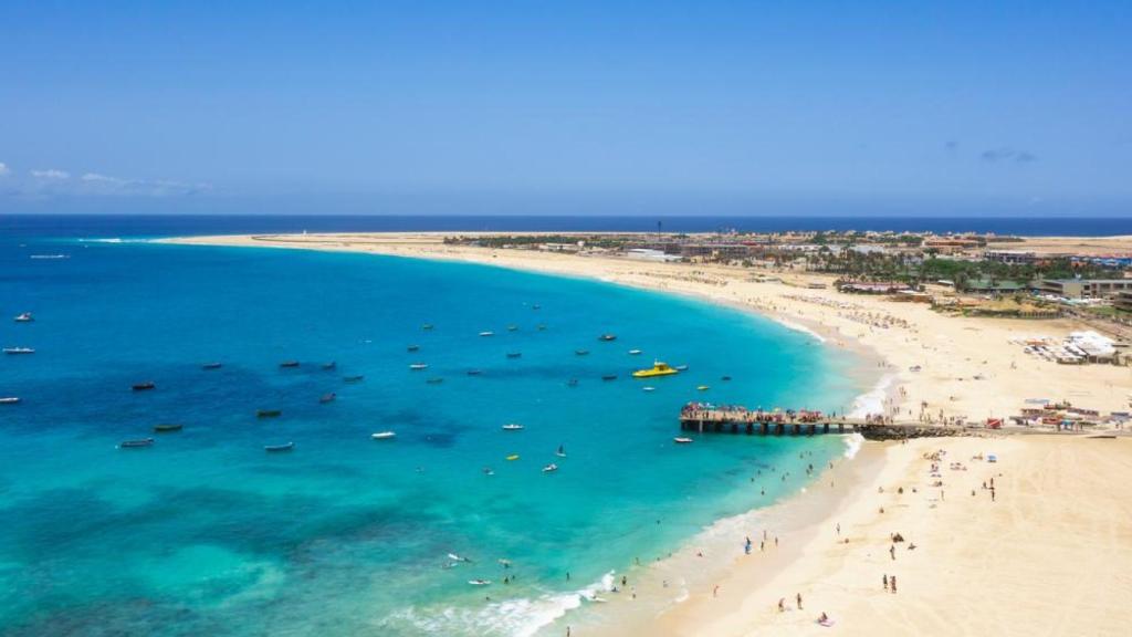 La playa de Santa María, en la isla de Sal en cabo Verde