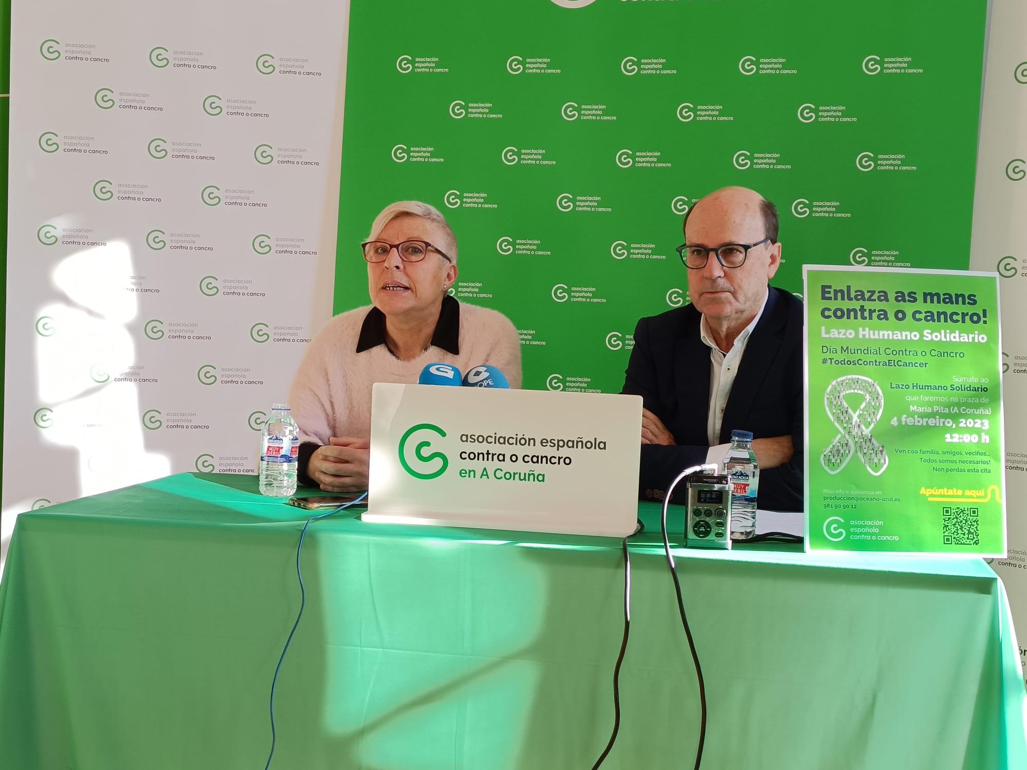 Gabriela Villamor, paciente, y Manuel Aguilar, presidente de la AECC en A Coruña