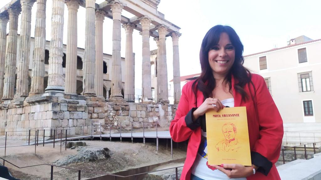 Patricia Villasante, autora del libro, posando en Mérida