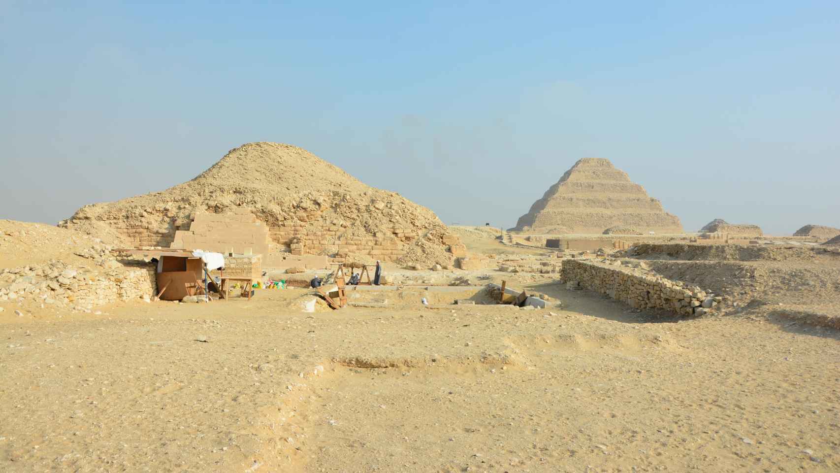 Área excavada por el Proyecto Tumbas Saítas de Saqqara, con las pirámides de Unas y la escalonada de Zoser al fondo.