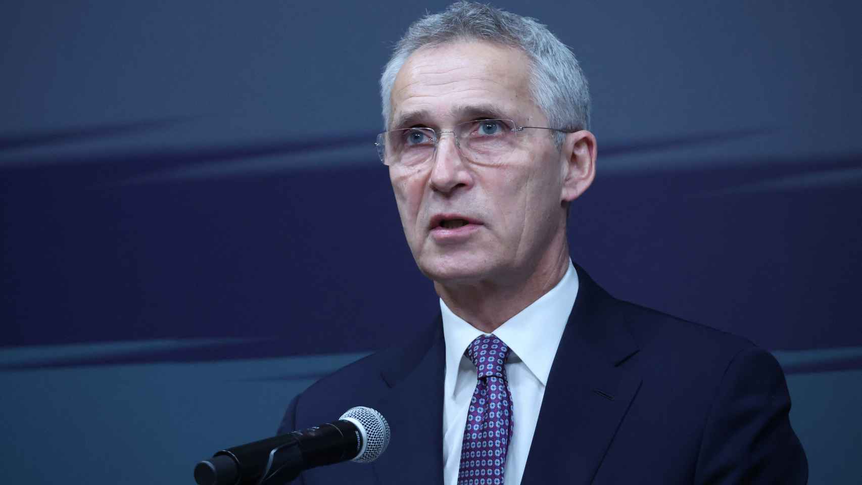 El Secretario General de la OTAN pronuncia un discurso en un instituto en Seúl.