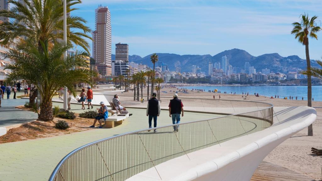 Algunos turistas pasean por la playa en Benidorm, en una imagen de archivo.