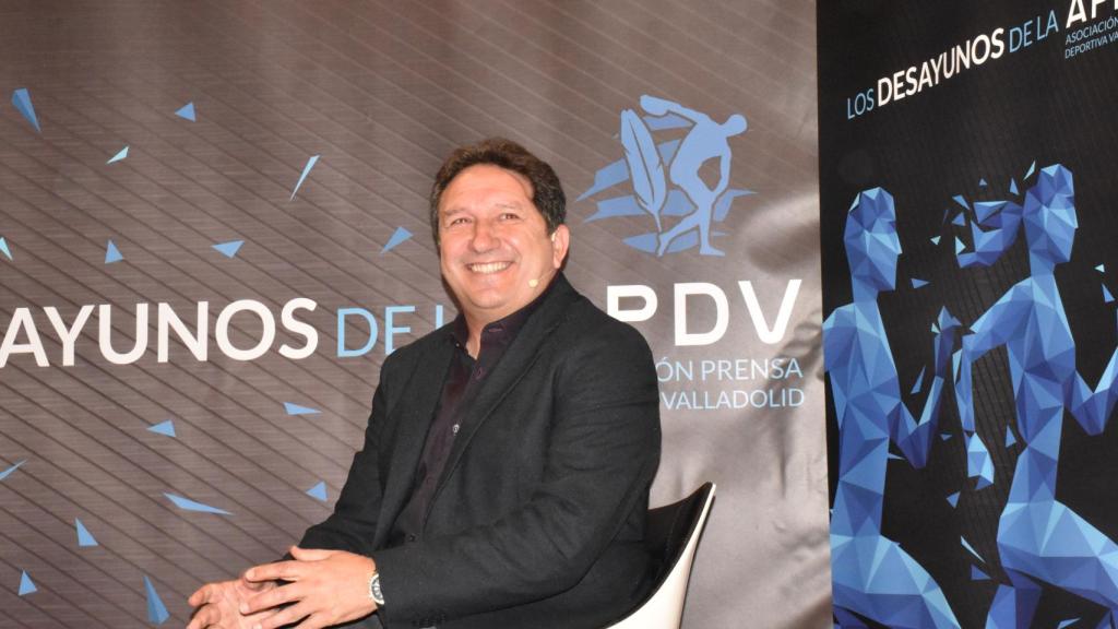 Eusebio Sacristán posa sonriente durante los Desayunos de la APDV