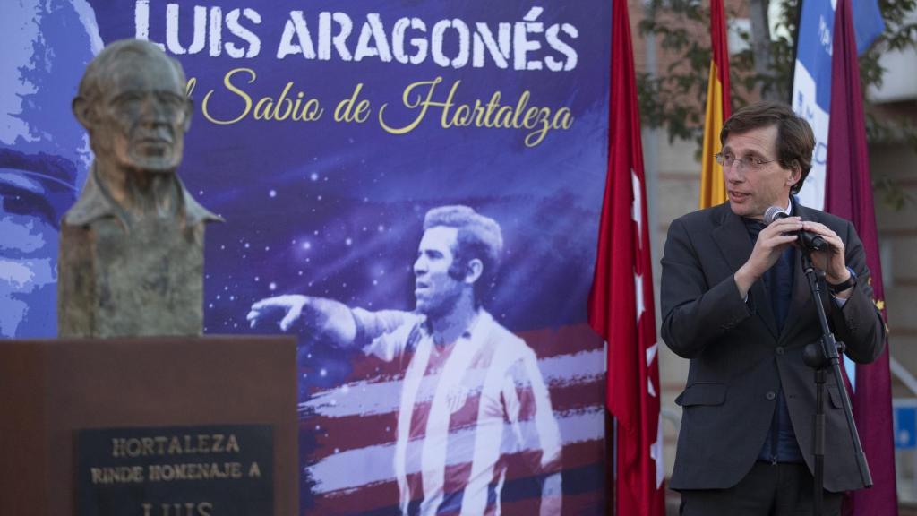 El alcalde de Madrid, José Luis Martínez-Almeida, junto al busto de Luis Aragonés.