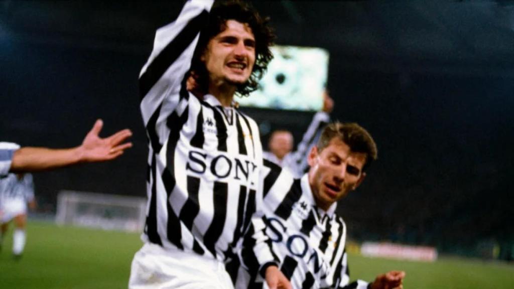 Michele Padovano durante un partido con la Juventus