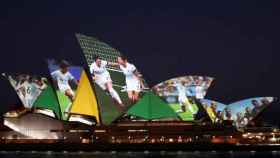 La Ópera de Sídney, iluminándose para celebrar que Australia y Nueva Zelanda son los anfitriones del Mundial femenino 2023