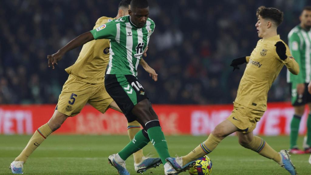 Disputa del balón entre William Carvalho y Gavi, durante el Betis - Barcelona de La Liga 2022/2023