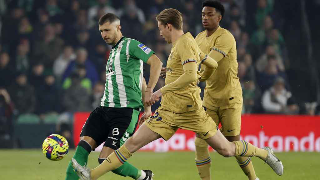 Guido Rodríguez, ante la presión de De Jong y Balde en el Betis - Barcelona de La Liga 2022/2023