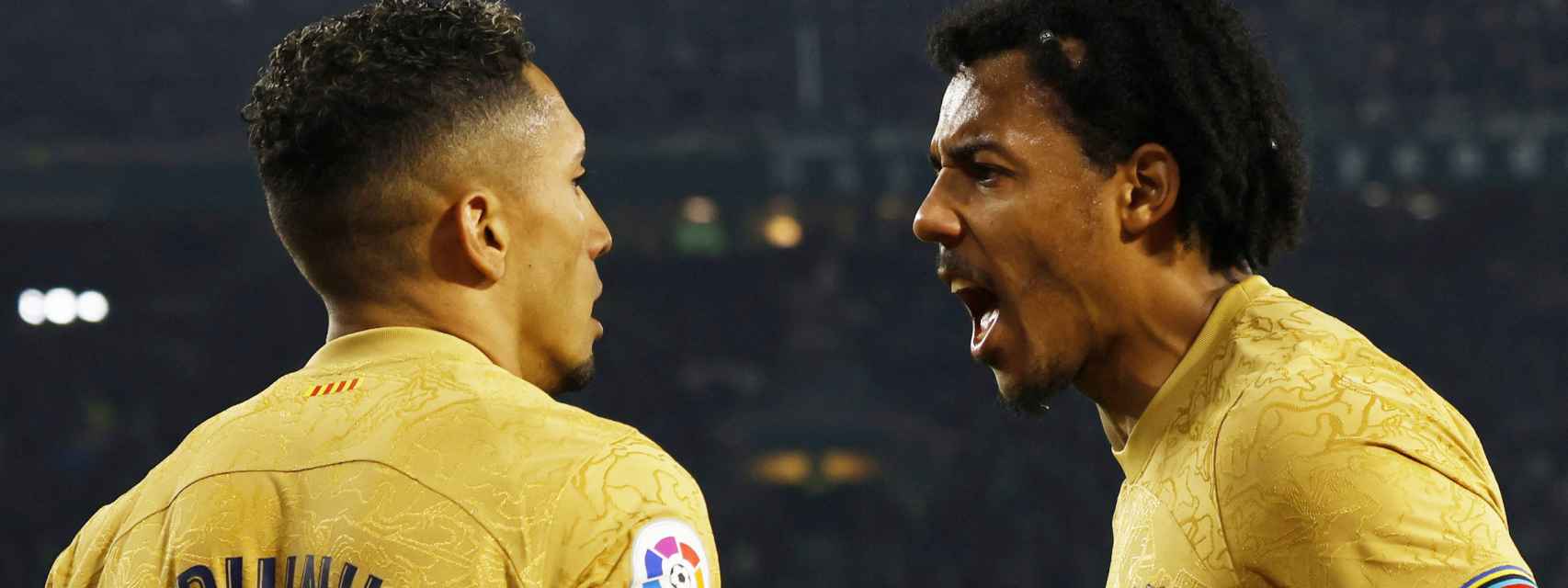 Raphinha y Koundé, celebrando el gol del Barça del brasileño
