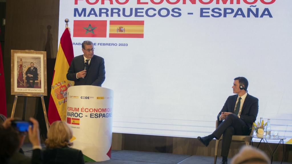 Aziz Ajanouch, primer ministro de Marruecos, da su discurso en el Foro Económico, ante Pedro Sánchez.