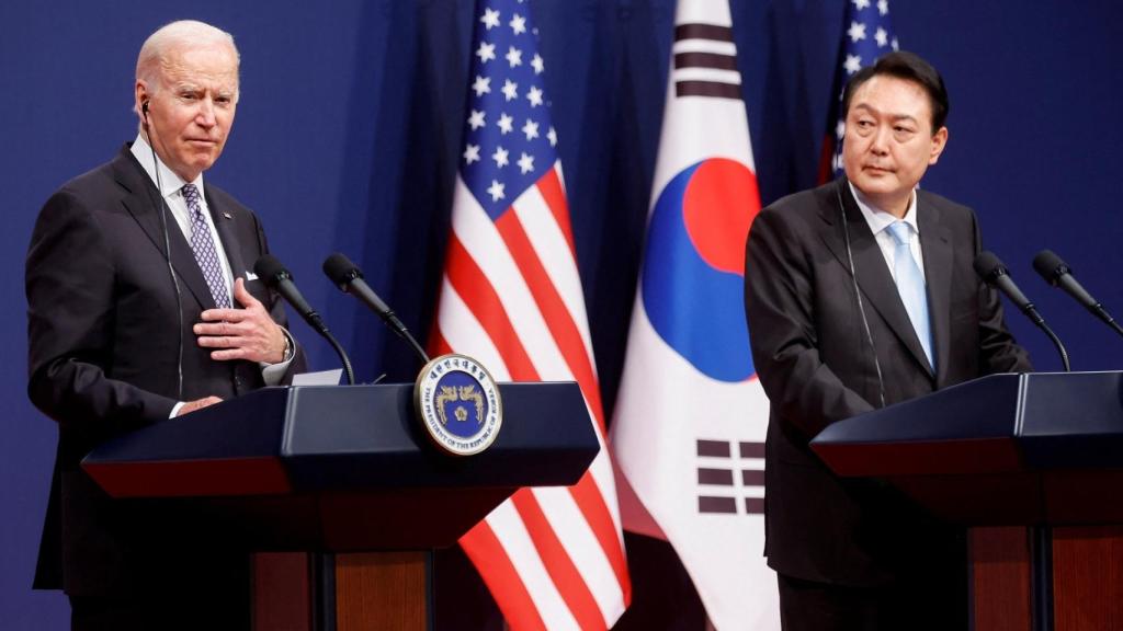 El presidente de Estados Unidos, Joe Biden, junto a su homólogo surcoreano, Yoon Suk-yeol.