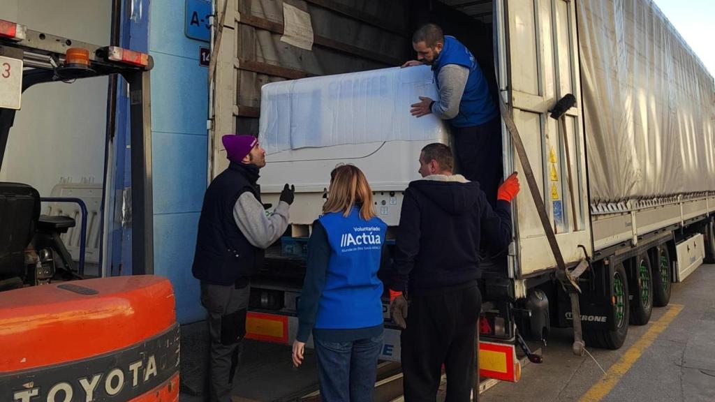 Sale de A Coruña un nuevo tráiler con 18 toneladas de ayuda humanitaria para Ucrania