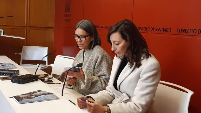 La concejala Mercedes Rosón y la autora Arantxa Fuentes en al presentación del libro ‘Un paseo singular por Compostela’