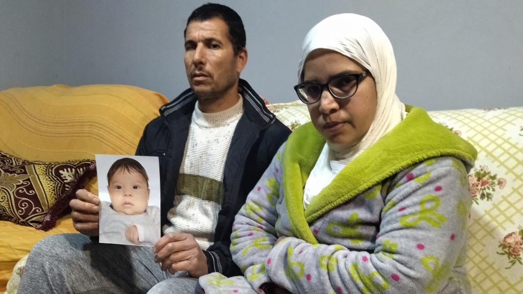 Ahmed junto a su esposa, Khadija, este lunes, en su casa de Alcantarilla, mostrando una foto de su difunta bebé Safaa a la que han tenido que enterrar en el cementerio municipal de Murcia.