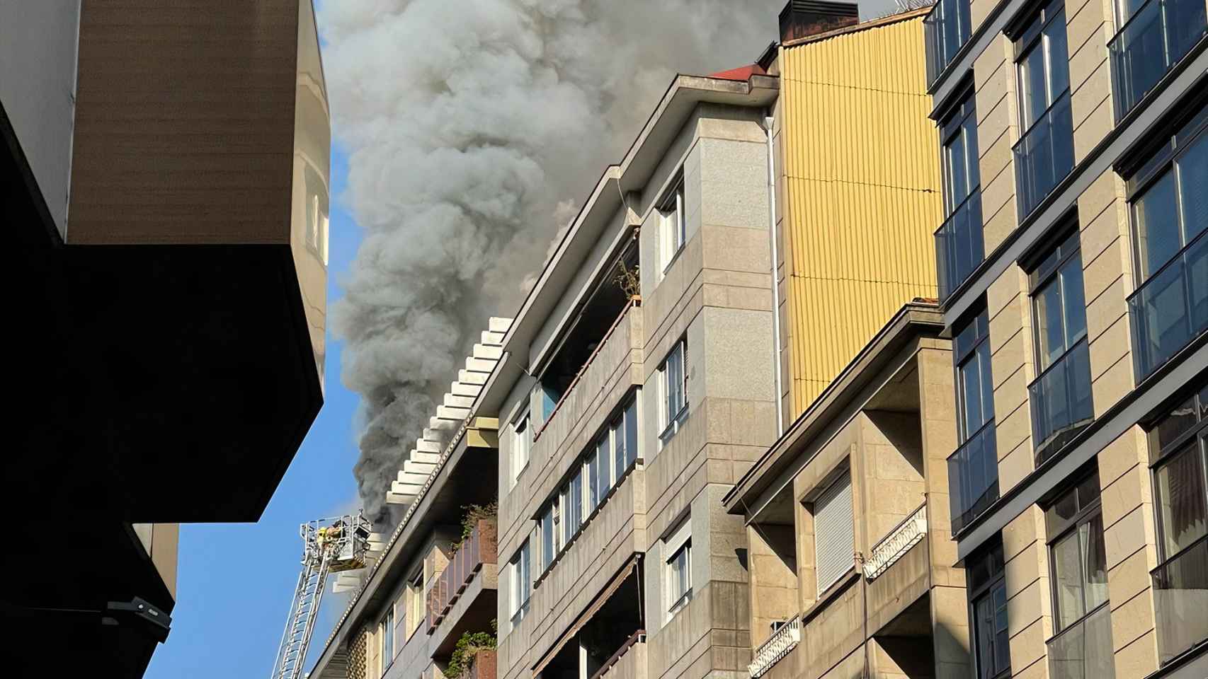 Incendio en un ático de la Avenida de la Habana, en Ourense.