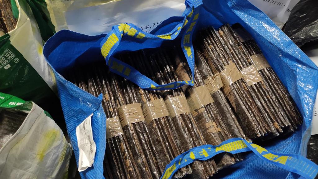 La cocaína incautada por la UDYCO, empaquetada en láminas finas.