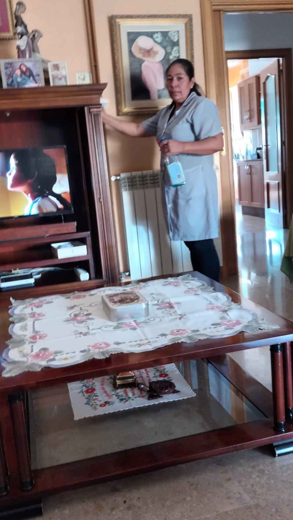 Lili, este miércoles, limpiando la casa de la mujer mayor a la que asiste en Cartagena.