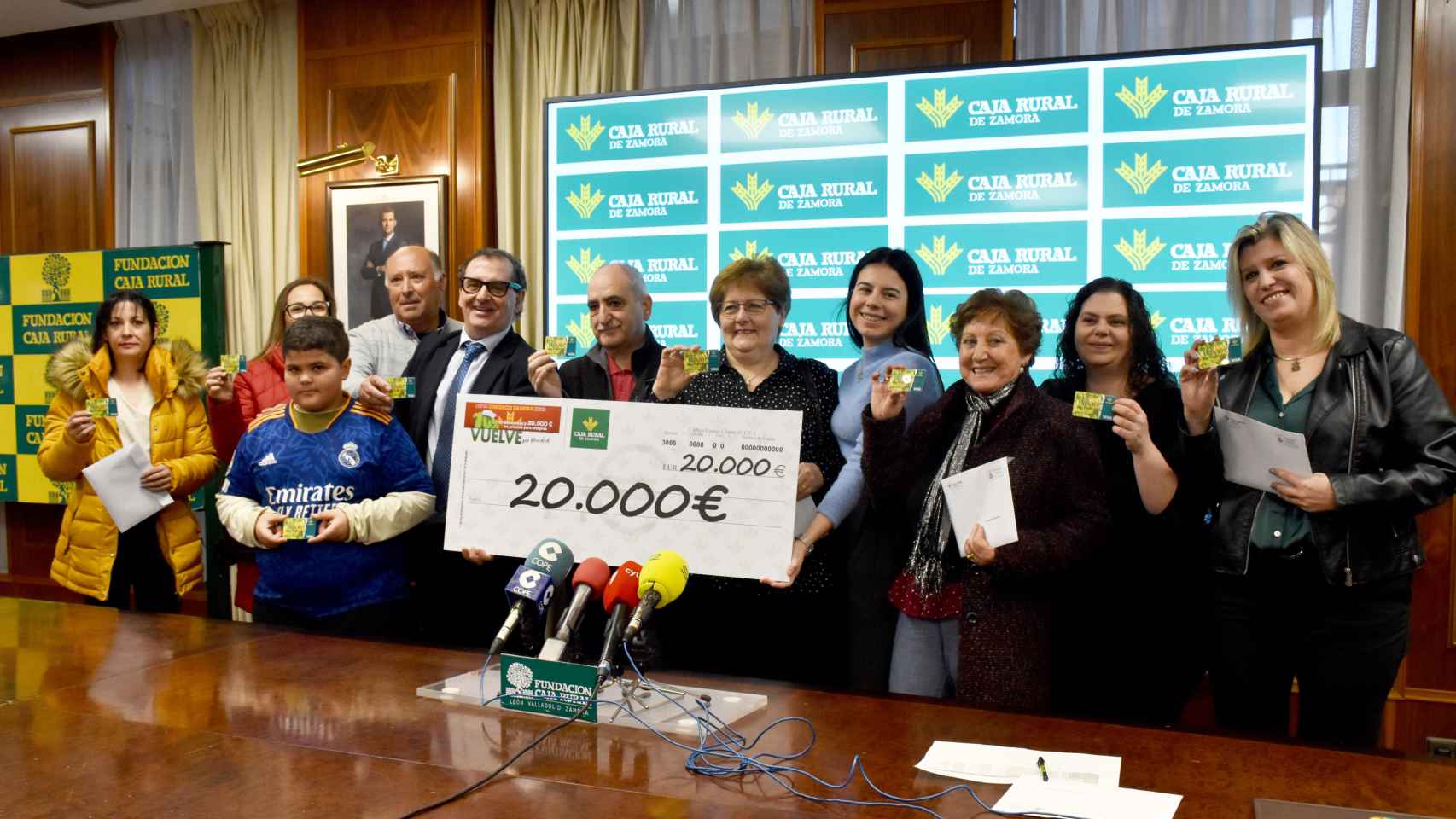 Ganadores de Caja Rural de Zamora recibiendo su premio