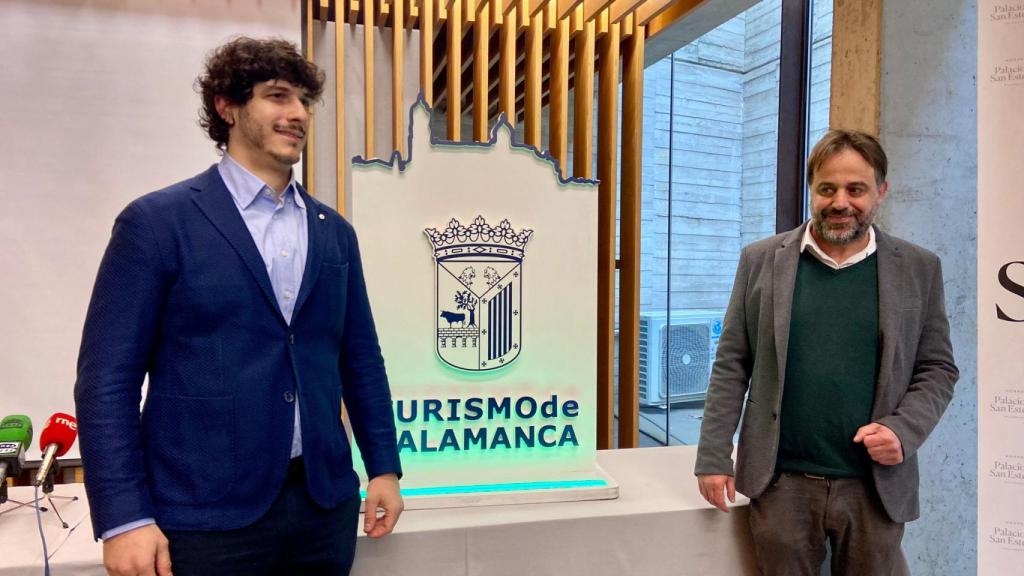 El chef salmantino Carlos Hernández del Río, del restaurante ConSentido, y el concejal de Turismo, Fernando Castaño