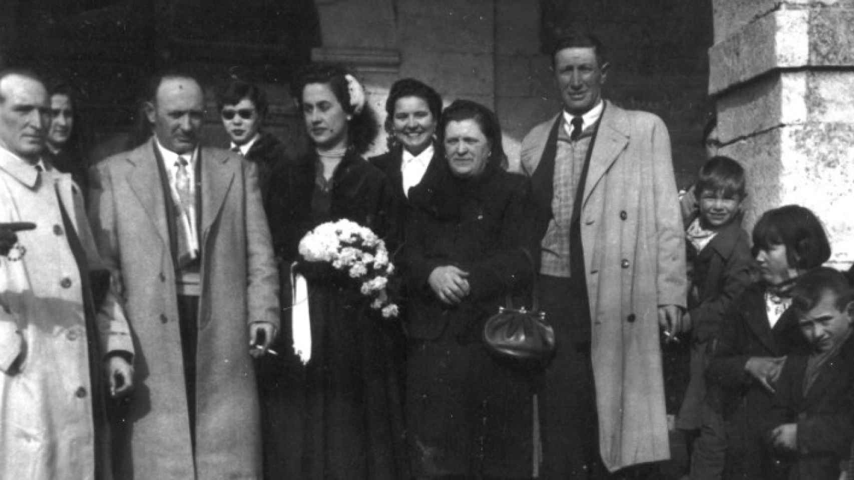 A la izquierda, boda por poderes de Maruja Álvarez Merino (tercera por la izquierda, con el ramo de flores) el 16 de enero de 1954 en Guardo