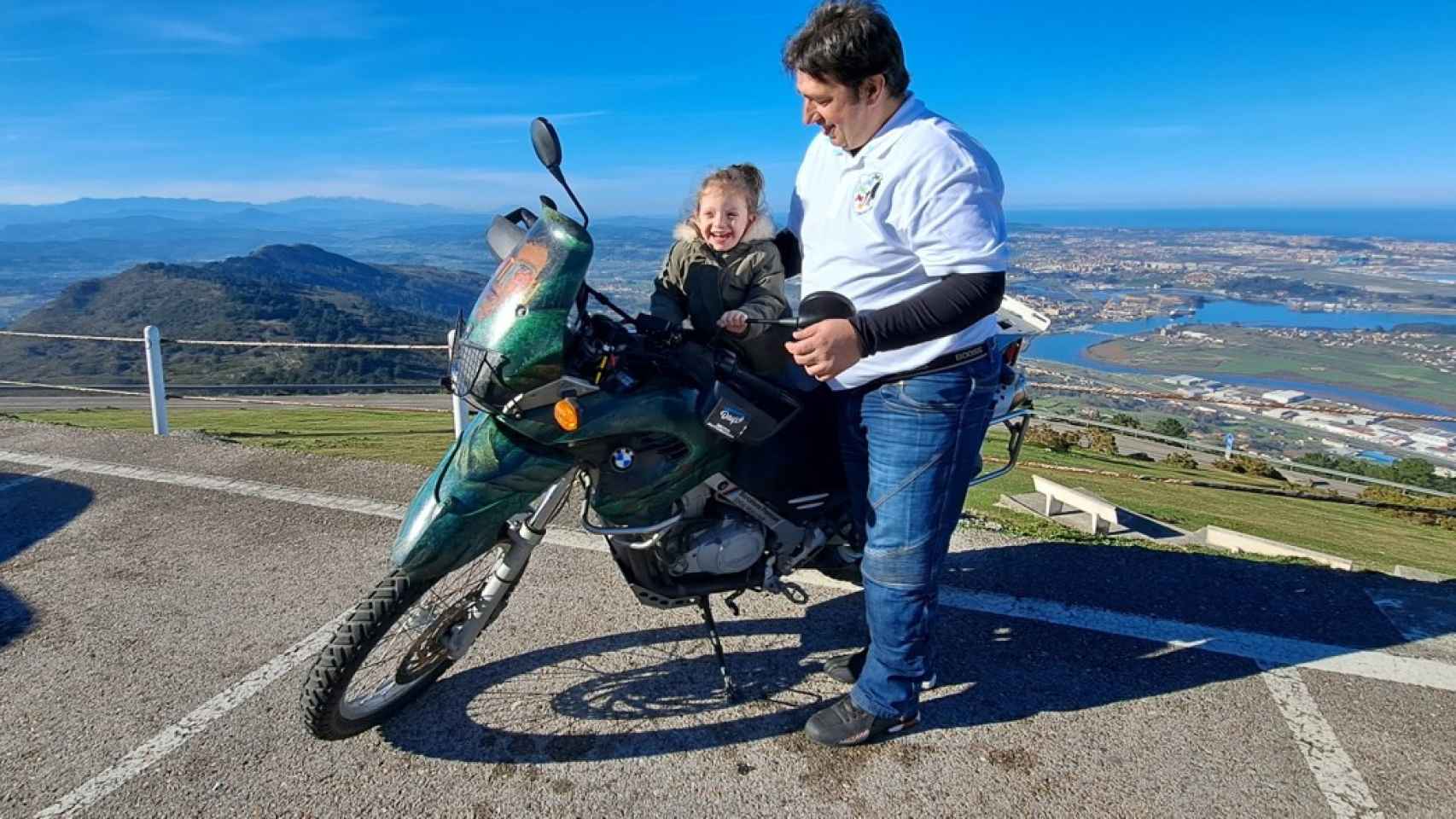 Zoe con su padre en la moto