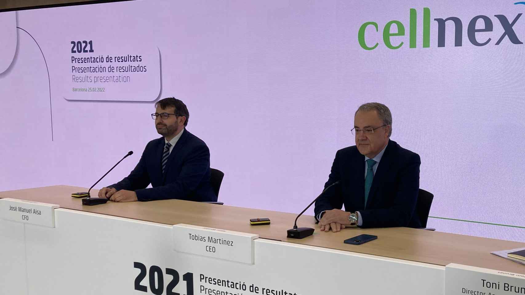 El director de Finanzas y Desarrollo Corporativo de Cellnex, José Manuel Aisa (i), el CEO de Cellnex Telecom, Tobías Martínez, en una rueda de prensa.